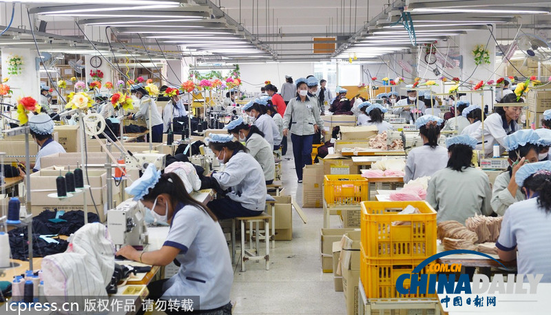 開(kāi)城工業(yè)園區(qū)重啟第二天 朝鮮工人忙碌工作（圖）