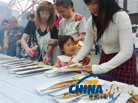 日本地震災區(qū)為感恩燒烤5千秋刀魚 東京市民免費享用