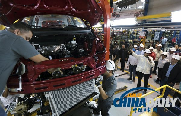 委內瑞拉總統視察工廠試駕汽車 采用中國技術生產