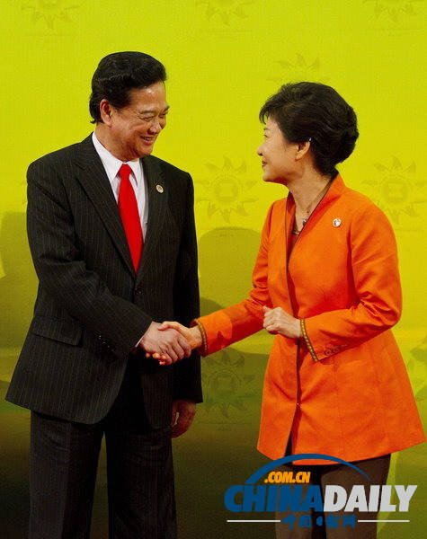 東盟峰會：越南總理“艷福不淺” 獲韓泰兩美女政客“夾擊”