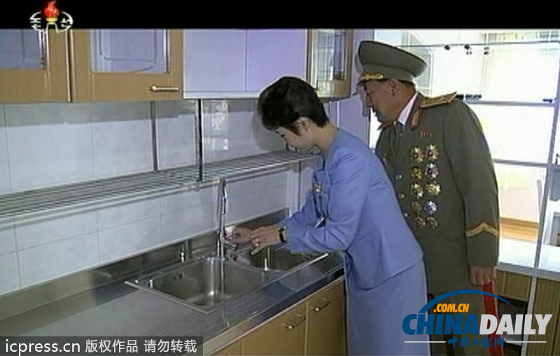 朝鮮勞動黨成立68周年 金正恩攜夫人看演出興趣濃（圖）