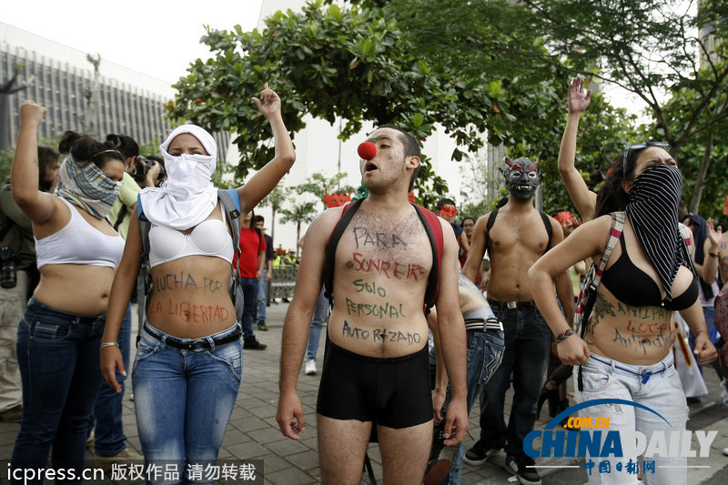 哥倫比亞學(xué)生赤身裸體 抗議教育體系缺陷和財政赤字