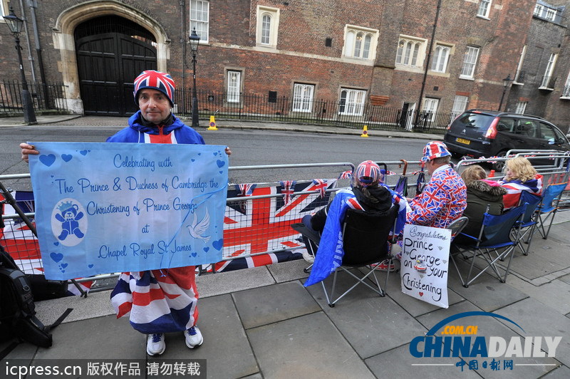 英喬治王子洗禮即將開始 民眾聚于門前雀躍期盼