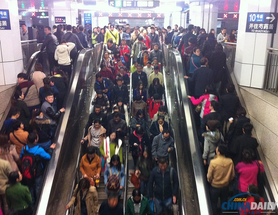 北京地鐵十號線連發故障 站點限流乘客滯留站外