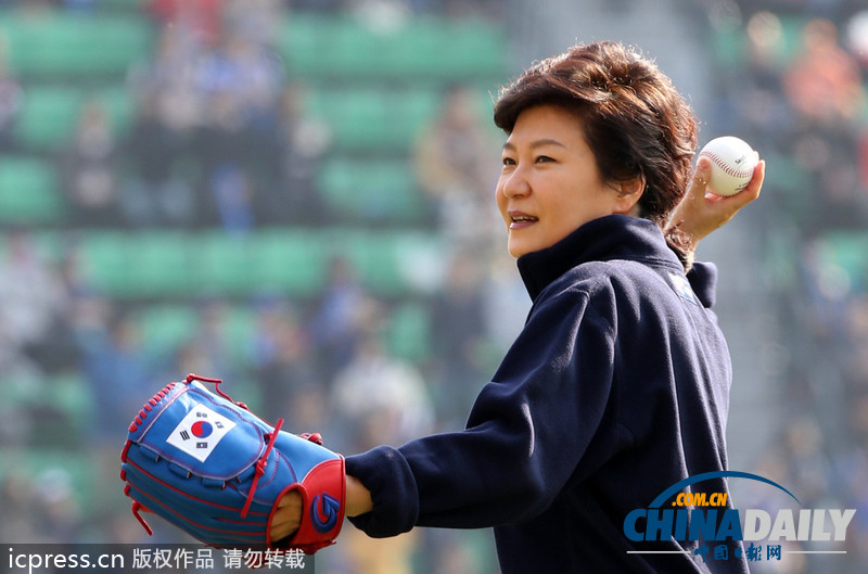 樸槿惠穿日本球鞋為韓國賽事開球 遭網民指責（圖）