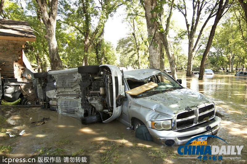 美得州暴雨引發洪水 居民躲在屋頂等候救援