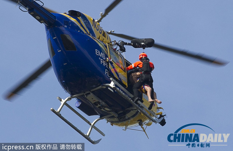 美得州暴雨引發洪水 居民躲在屋頂等候救援