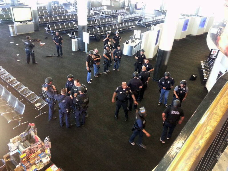 洛杉磯國際機(jī)場槍擊案致1死7傷 嫌犯攜帶反政府字條