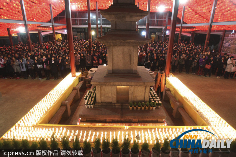 瘋狂高考：考試在即 韓國學生家長跪拜祈福（圖）