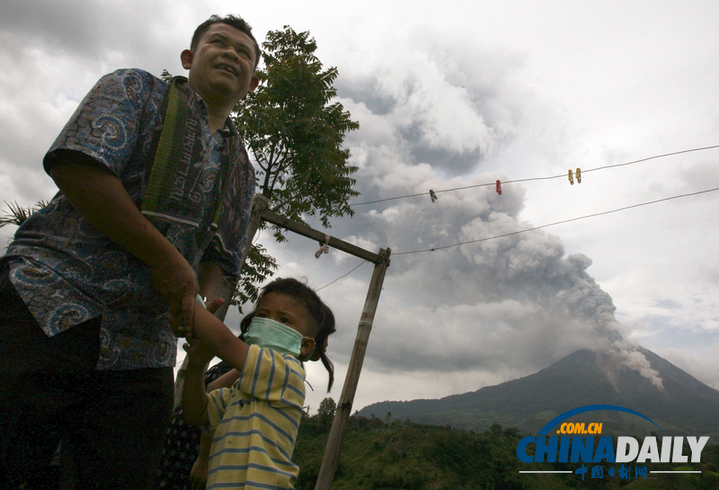 印尼錫納朋火山再次噴發 附近居民緊急撤離