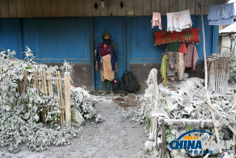 印尼錫納朋火山再次噴發 附近居民緊急撤離