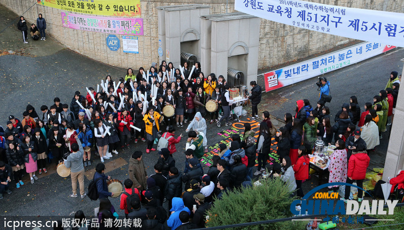 組圖：韓國高考今日舉行 學子跪地祈福警察騎摩托護送