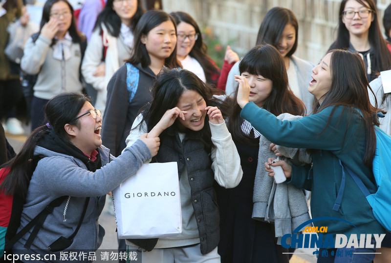 韓國高考一日奮戰(zhàn)結(jié)束 考生如釋重負(fù)喜極而泣