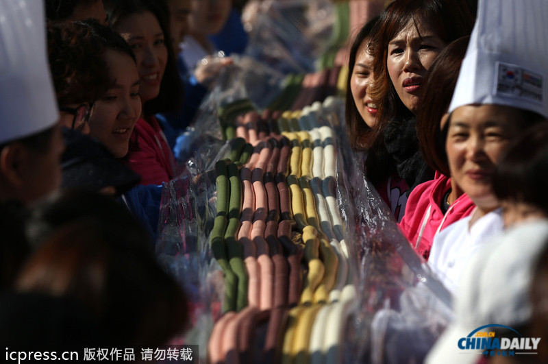 超長彩色年糕亮相韓國 “迎接”韓國“光棍節(jié)”（圖）
