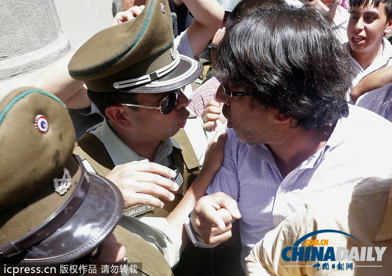 智利政府雇員罷工要求漲薪 遭警察圍堵