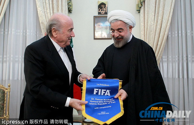 伊朗總統(tǒng)會(huì)見FIFA主席 并接受錦旗