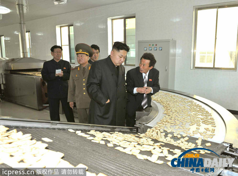 金正恩參加朝鮮科學技術大會 同與會者合影留念