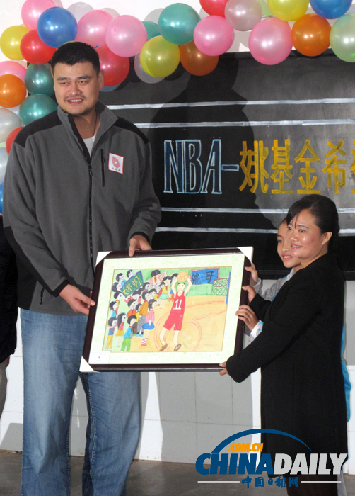 姚明最近在忙啥？宣傳自有品牌、出席希望小學典禮