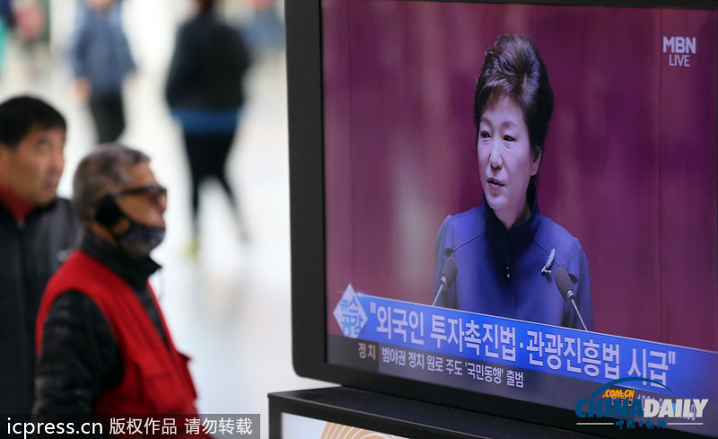 樸槿惠首次發(fā)表施政演講 遭反對(duì)黨剃光頭戴口罩抗議