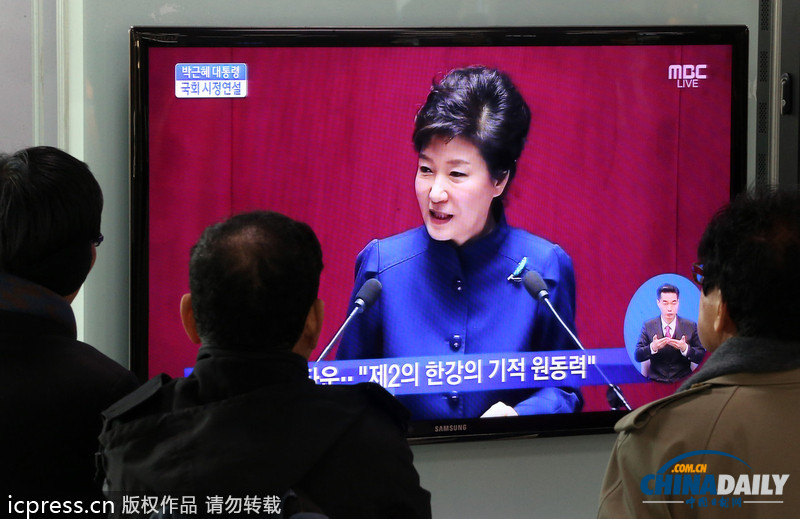 樸槿惠首次發(fā)表施政演講 遭反對黨剃光頭戴口罩抗議