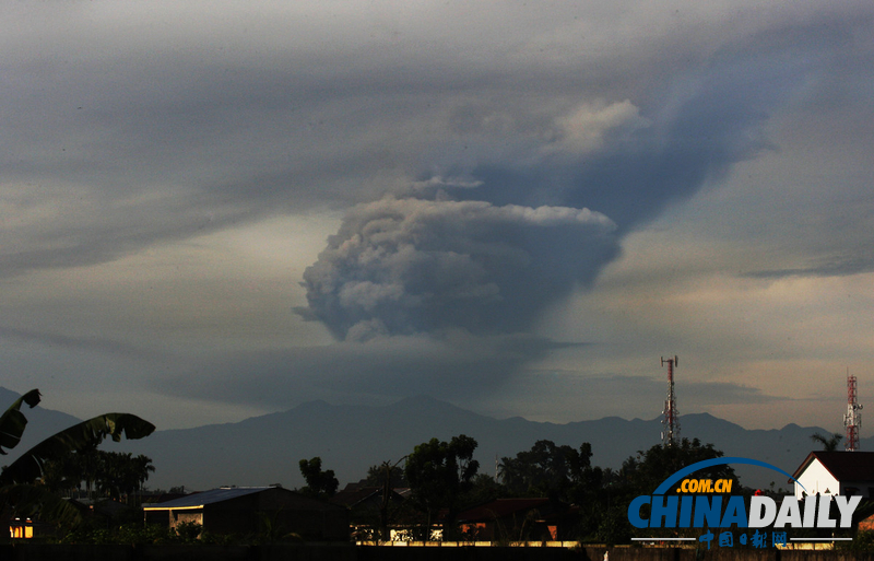 印尼兩火山持續噴發 航空受影響
