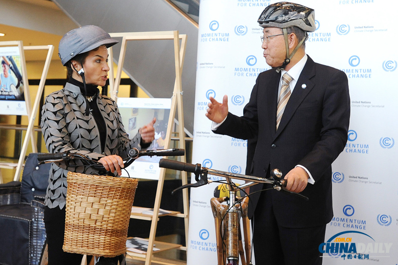 潘基文華沙氣候大會騎竹單車坐塑料瓶沙發 宣傳環保