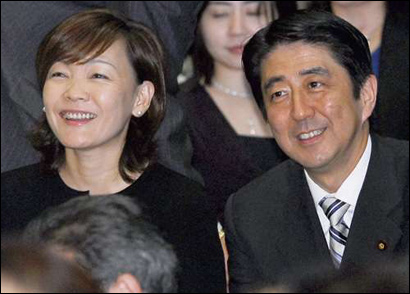 安倍社交網(wǎng)上貼出夫人照片 稱(chēng)幸福秘訣是向老婆投降