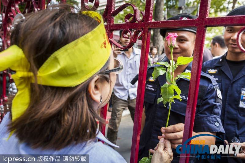 英拉稱不會武力驅散示威 警民和諧相處互贈花朵