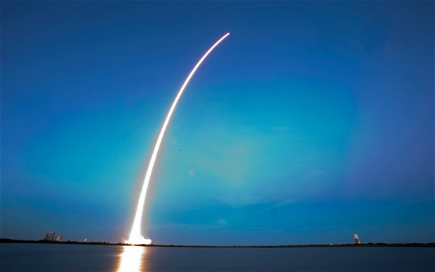 美國SpaceX公司成功發射首顆商業衛星