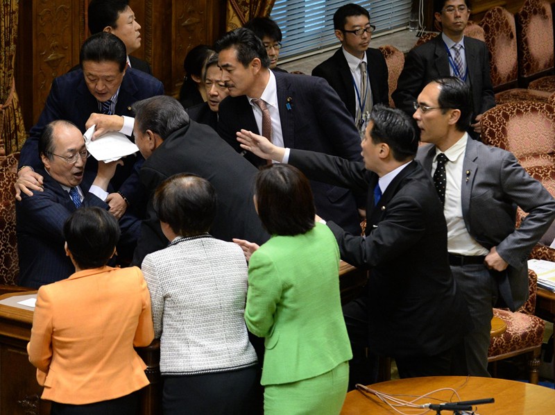 日本參院特委會強行通過《特定秘密保護法案》議員曾爬上桌子抗議