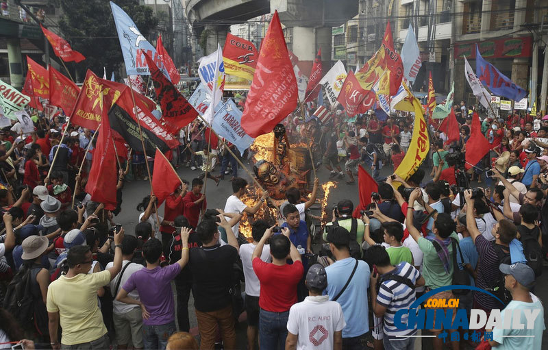 菲律賓民眾焚燒總統阿基諾模型 紀念國際人權日