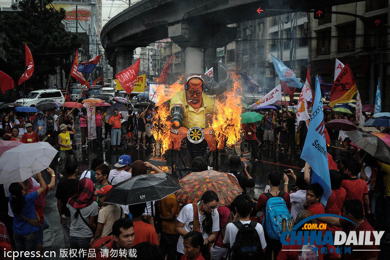 菲律賓民眾焚燒總統阿基諾模型 紀念國際人權日