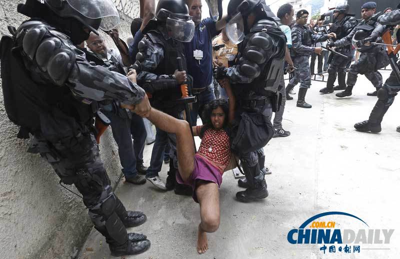 巴西世界杯翻修工程引當(dāng)?shù)厝瞬粷M 警察逮捕多名抗議者