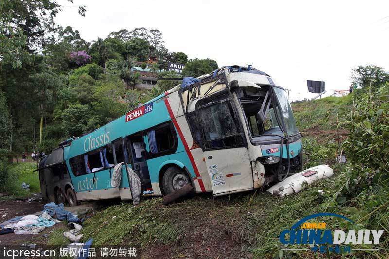 巴西一輛大巴墜入山谷至少14人死亡(圖)