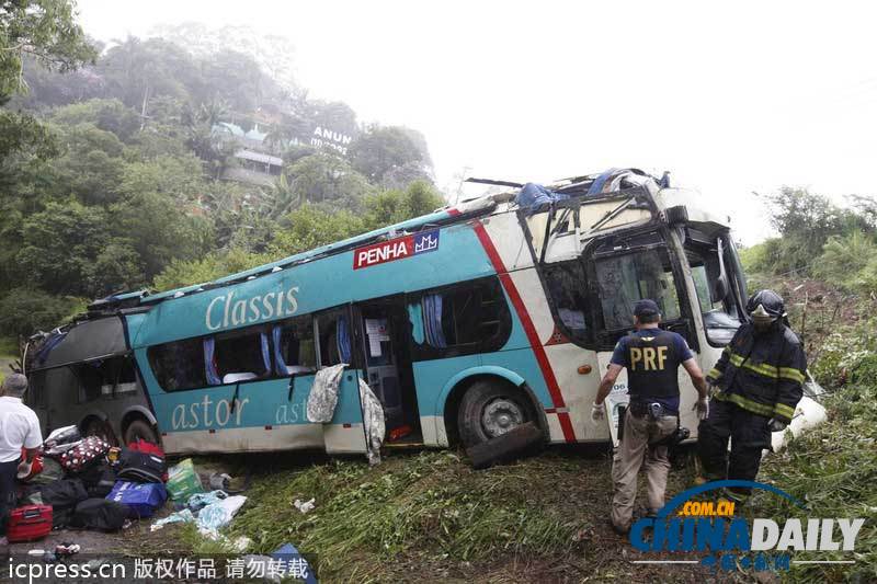 巴西一輛大巴墜入山谷至少14人死亡(圖)