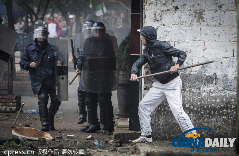 為爭(zhēng)住房惹禍端 阿爾及利亞民眾與警察發(fā)生激烈沖突