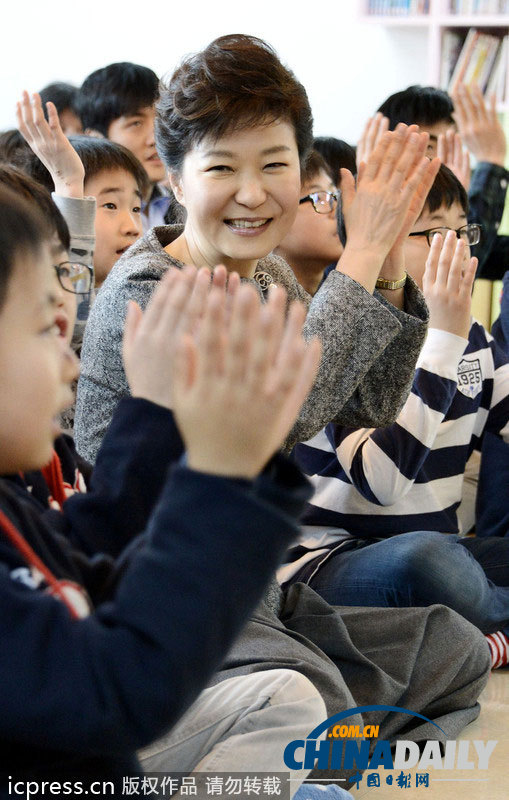 樸槿惠走訪SOS村 與孤兒吃蛋糕做游戲慶祝圣誕
