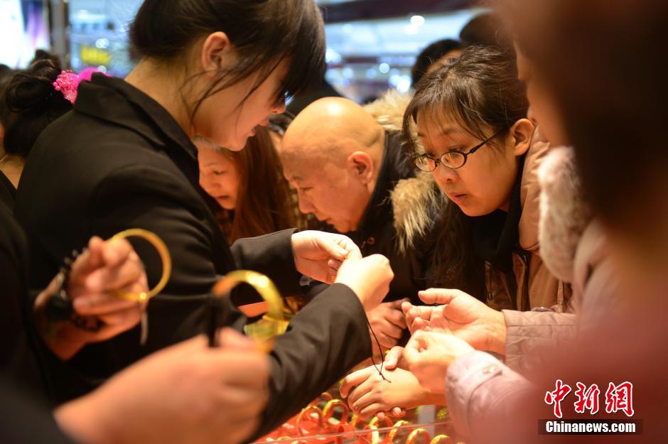 圣誕節中國多地黃金價格再降 民眾蜂擁搶購