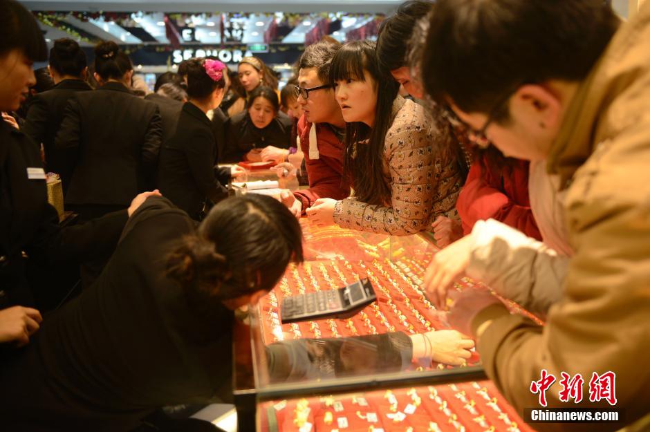 圣誕節中國多地黃金價格再降 民眾蜂擁搶購