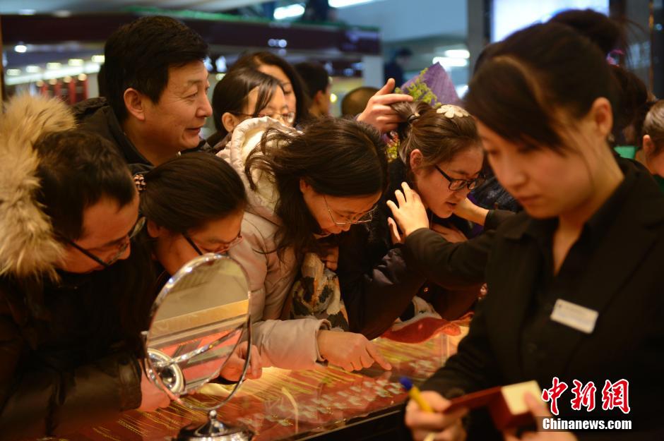 圣誕節中國多地黃金價格再降 民眾蜂擁搶購