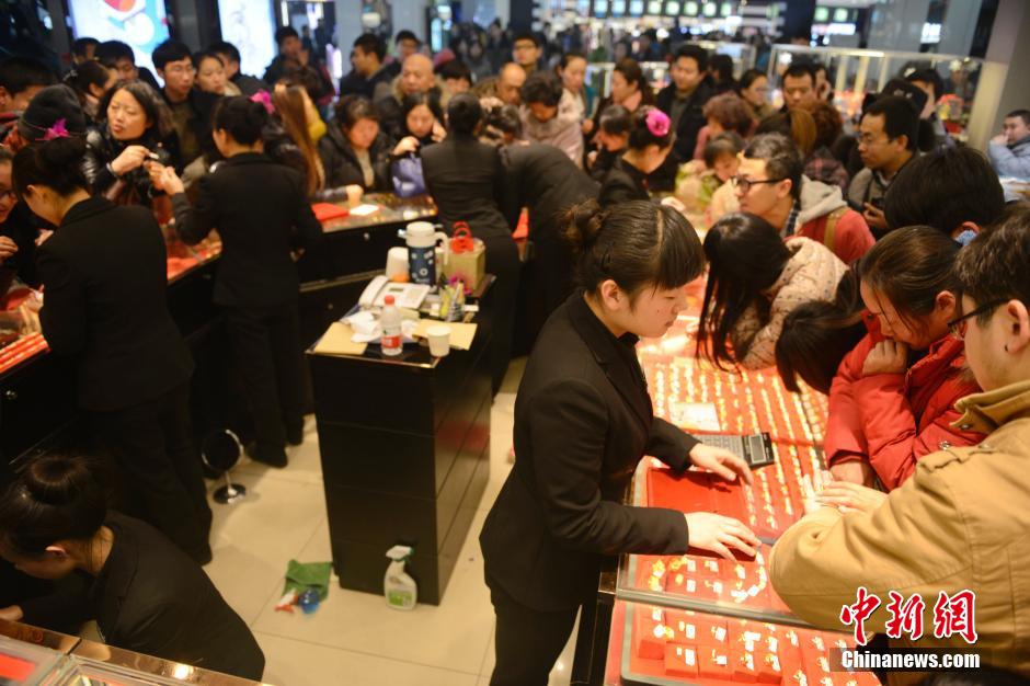 圣誕節(jié)中國多地黃金價格再降 民眾蜂擁搶購