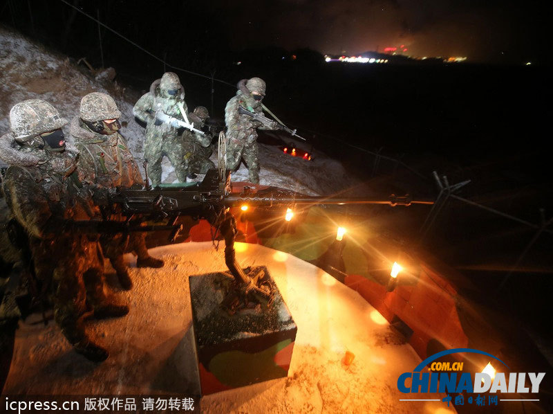 韓國士兵全副武裝在韓朝邊境巡邏（組圖）