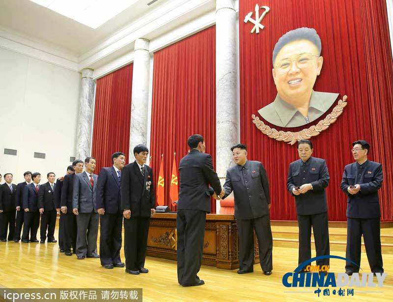 金正恩親自表彰朝軍水產(chǎn)部門(mén)有功人員 崔龍海宣讀政令