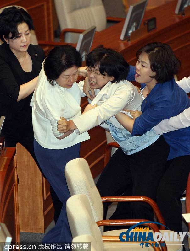 盤點外國議會上議員“肉搏戰”摔跤鎖喉扔雞蛋