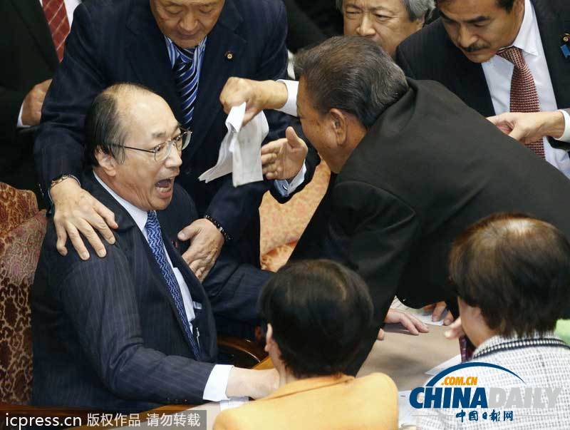 盤點外國議會上議員“肉搏戰”摔跤鎖喉扔雞蛋