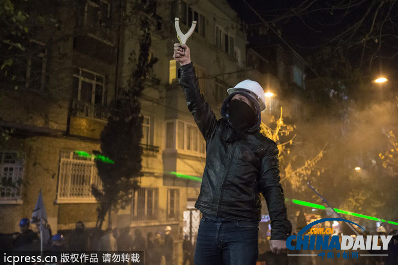 伊斯坦布爾示威轉為激烈沖突 街道一片狼藉
