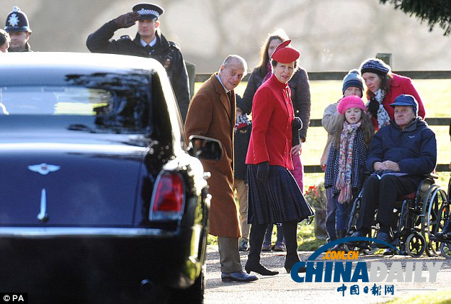 英女王打破傳統 教堂禮拜歸來拒收兒童獻花