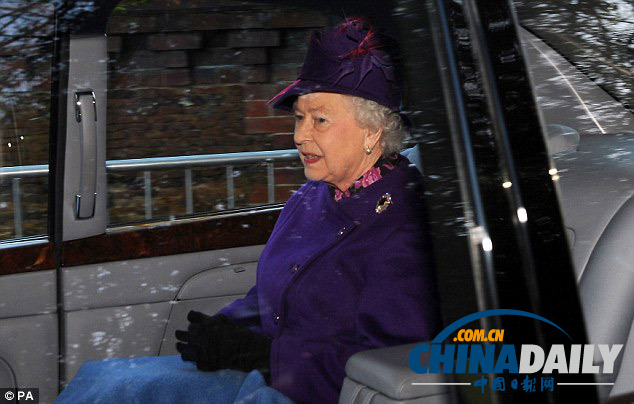 英女王打破傳統(tǒng) 教堂禮拜歸來拒收兒童獻(xiàn)花
