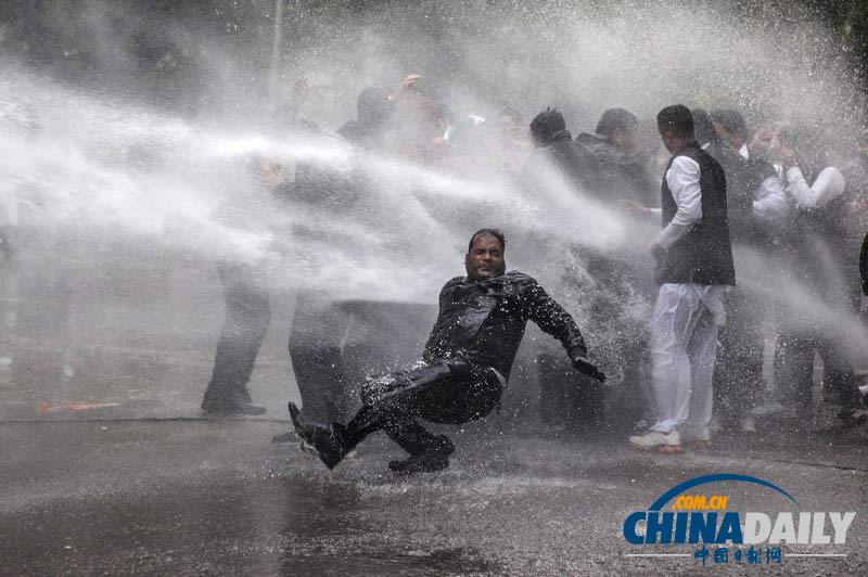 印度反對(duì)派示威抗議腐敗 遭警方高壓水槍鎮(zhèn)壓