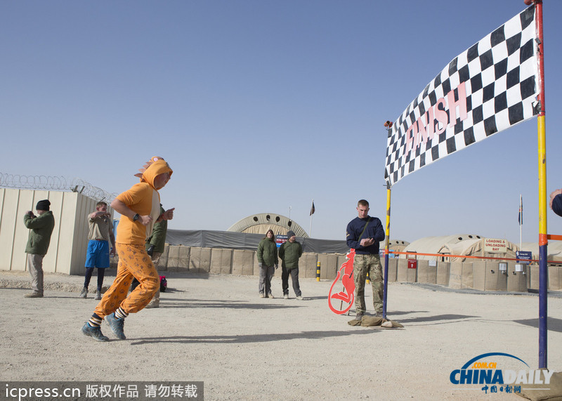 超人、天線寶寶齊上陣：駐阿英軍奇裝賽跑迎新年